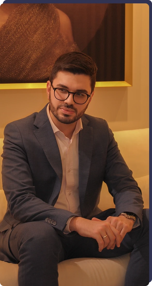Retrato do Dr. Lucas Mostardeiro em seu consultório